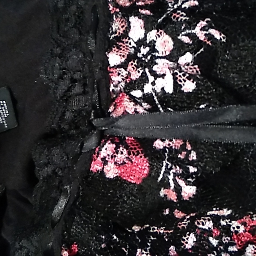🌺Black and Pink Floral Lace Top. 14W-16W - Picture 10 of 11